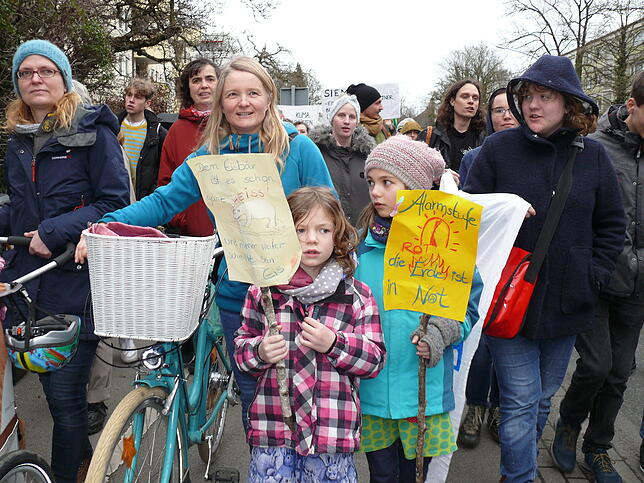 Bild 4: Die Fridays werden ein Jahr alt! Zum ersten Geburtstag der Klimabewegung demonstrieren etwa 300 Personen &ndash; so viel wie vor einem Jahr