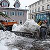 Die Schneeberge in der Bonndorfer Innenstadt werden vom Bauhof nach und nach ins Richtung Studer-Gelände abtransportiert.
