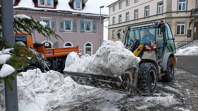 Die Schneeberge in der Bonndorfer Innenstadt werden vom Bauhof nach und nach ins Richtung Studer-Gelände abtransportiert.