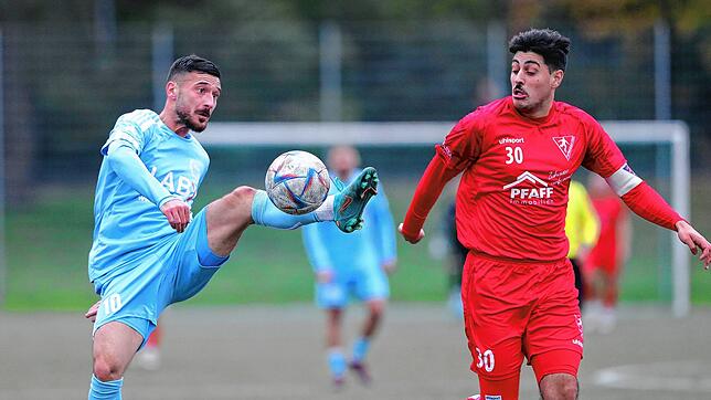 Der ESV Südstern Singen (Ahmet Turan, links) hat sich vom frühen 1:0 des 1. FC Rielasingen-Arlen II (Marcel Cardoso) nicht aus der Ruhe ...