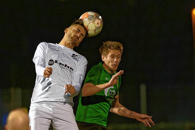 Verletzt: Ismail Demirci (links, gegen Lucas Eschbach) vom FC Schönau schied nach 72 Minuten in der Partie beim SV Herten mit Verdacht ...