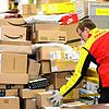 Ein DHL-Mitarbeiter sortiert Pakete in der Zustellbasis der Deutschen Post (Symbolbild). Schweizer kaufen immer öfter online im Ausland.