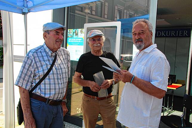 Egon Drössel (von links) und Helmut Jetter freuen sich im Gespräch mit Helmar Grupp über die wieder hergerichtete Sitzgelegenheit am ...
