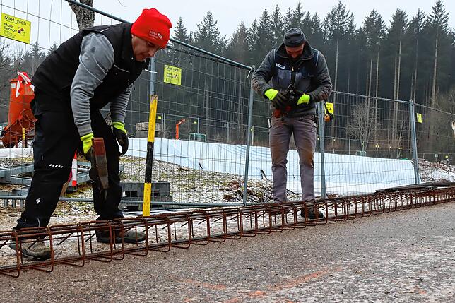 Trotz frostiger Temperaturen greifen Georg Gava (von links) und Polier Horst Ringwald von der Firma Steudtner und Bantle Bau zum ...