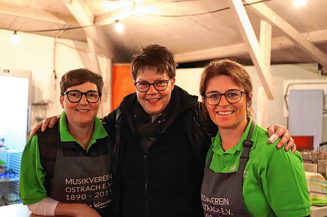 Bild 33: Gute Stimmung trotz schlechtem Wetter auf dem Ostracher Eichbühlfest