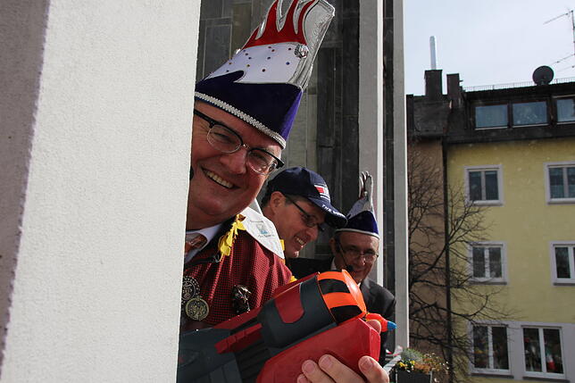 Bild 5: Die Narren sind los: So lief der Rathaussturm am Gumpigen in Friedrichshafen &ndash; mit vielen Bildern und Videos