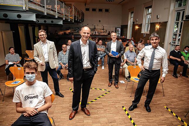 Gute Laune vor dem Podium: Die beiden Kandidaten Bernd Häusler (vorne links) und Helmut Happe (vorne rechts), mit Moderator Stephan ...