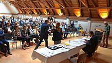 48 Stimmberechtigte treten im Sennhof in Heiligenberg an die Wahlurne. Wolfgang Heine geht schließlich mit der absoluten Mehrheit der ...