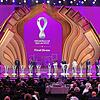 Die Losfeen stehen zu Beginn der WM-Gruppen-Auslosung auf der Bühne in Doha.