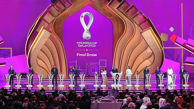Die Losfeen stehen zu Beginn der WM-Gruppen-Auslosung auf der Bühne in Doha.