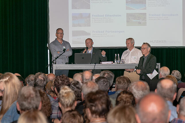Günther Wehrle von Pro Freibad Waldshut, Hans-Jörg Meier vom Ingenieurbüro Hunziker und Peter Liebetanz, Pro Freibad bei ihrer ...