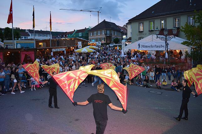 2019 sorgen die Fahnenschwinger für eine tolle Atmosphäre auf dem Rathausplatz.