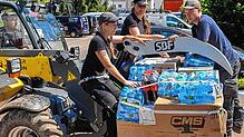 Die Helfer rund um Organisatorin Nadine Stockburger karren die gespendeten Hilfsgüter in einen der betroffenen Hochwasserorte. Das Bild ...
