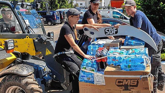 Die Helfer rund um Organisatorin Nadine Stockburger karren die gespendeten Hilfsgüter in einen der betroffenen Hochwasserorte. Das Bild ...