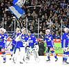 Die Wild Wings feiern mit ihren lautstarken Fans den Derbysieg.