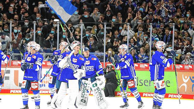 Die Wild Wings feiern mit ihren lautstarken Fans den Derbysieg.