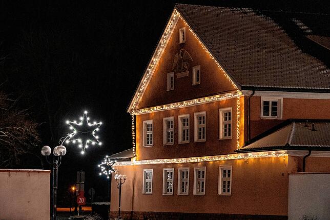 Bild 2: Die Weihnachtsbeleuchtung in vielen Gemeinden ist so festlich wie immer: Doch es fehlt etwas