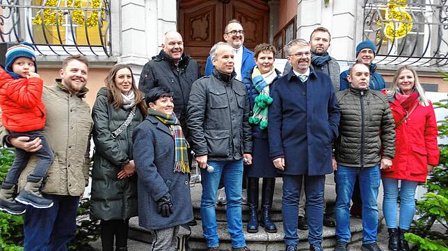 Veranstalter und Sponsoren freuen sich mit den Gewinnern (von links): Georg Frohm mit Sohn Maximilian (Automarkt 2000), Ramona Beha, ...