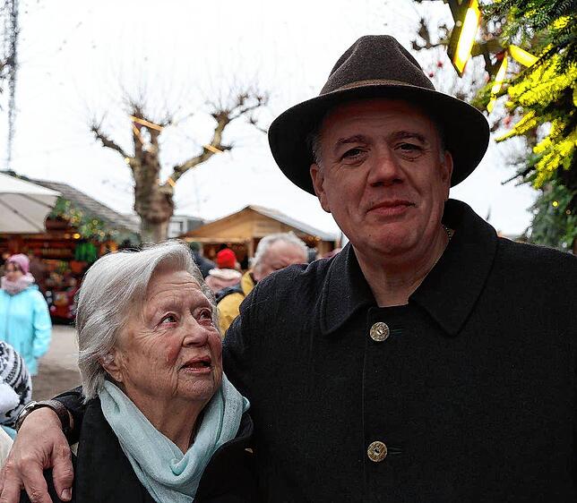 Bild 2: Hincooker auf dem Weihnachtsmarkt: Weihnachtsmann, Taschengeld vom Franz und 2000 Euro Spenden