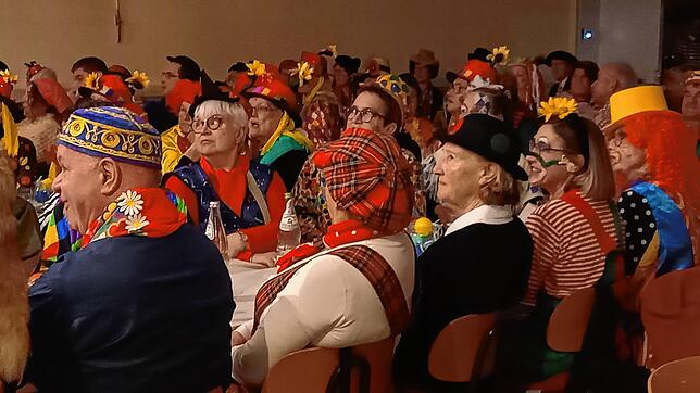 „So en Zirkus“ im Remigiushaus. Das närrische Publikum feierte mit.