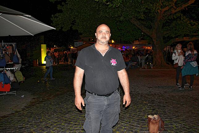 Hat alles im Griff: Tamer Tonga, Einsatzleiter in Diensten des Sicherheitsdienstes DDD aus Sigmaringen, war mit zehn Mann und Frau auf ...