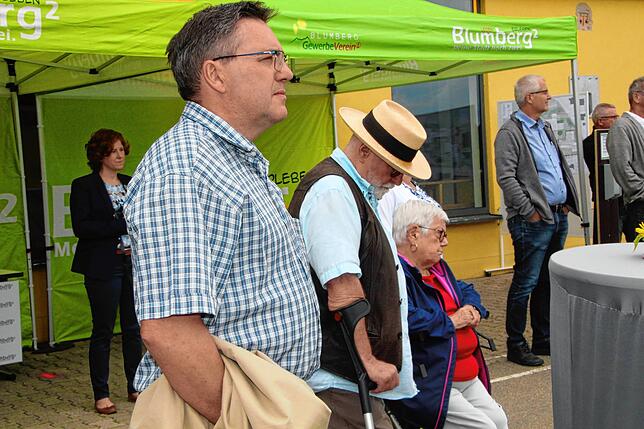 Aufmerksam verfolgen den Spatenstich von links Hauptamtsleiterin Nicole Schautzgy, die Stadträte Edgar Blessing und Hermann Zorbach mit ...