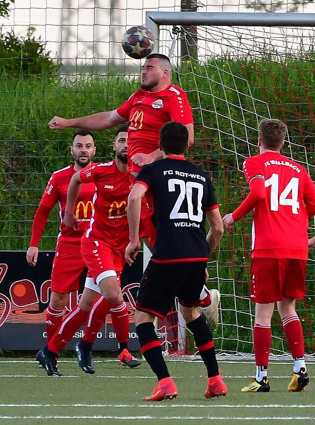 Ehrentreffer: Bei seinem zweiten Einsatz in der „Ersten“ erzielte Ivan Nikitin – hier beim Kopfball vor dem eigenen ...