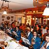 Mit flotten Weisen eröffnet die Stettener Feuerwehrkapelle im proppenvollen Gasthaus &bdquo;Sternen&ldquo; ihre jüngste ...