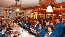Mit flotten Weisen eröffnet die Stettener Feuerwehrkapelle im proppenvollen Gasthaus &bdquo;Sternen&ldquo; ihre jüngste ...