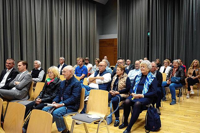 Interessante Aussagen: Die Gesprächsrunde zum Wohnen hat die ungeteilte Aufmerksamkeit der Zuhörer.