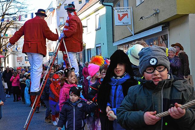 Keine Fasnacht ohne Kinder, denn sonst gäbe es keinen Narrenbaum.