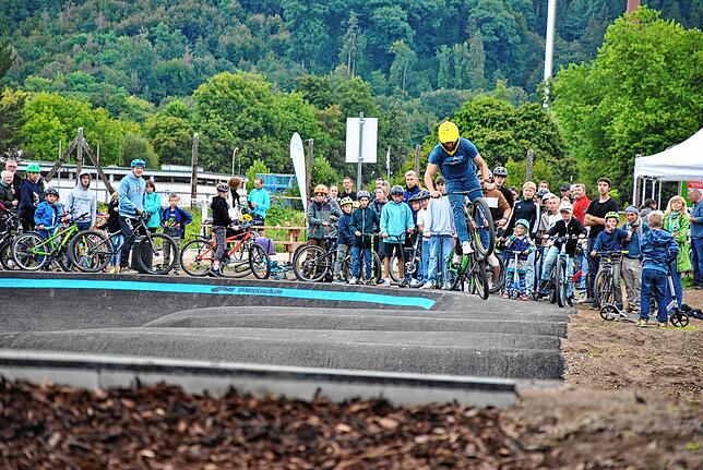Bild 10: Wehrer Jugendliche zeigen akrobatische Sprünge auf neuer Anlage