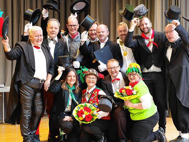 Eine Abschiedsode für Sandra Hugenschmid (links, mit Blumen) und Inge Vogler (rechts, mit Blumen) aus der Riege der Narrenpräsidenten ...