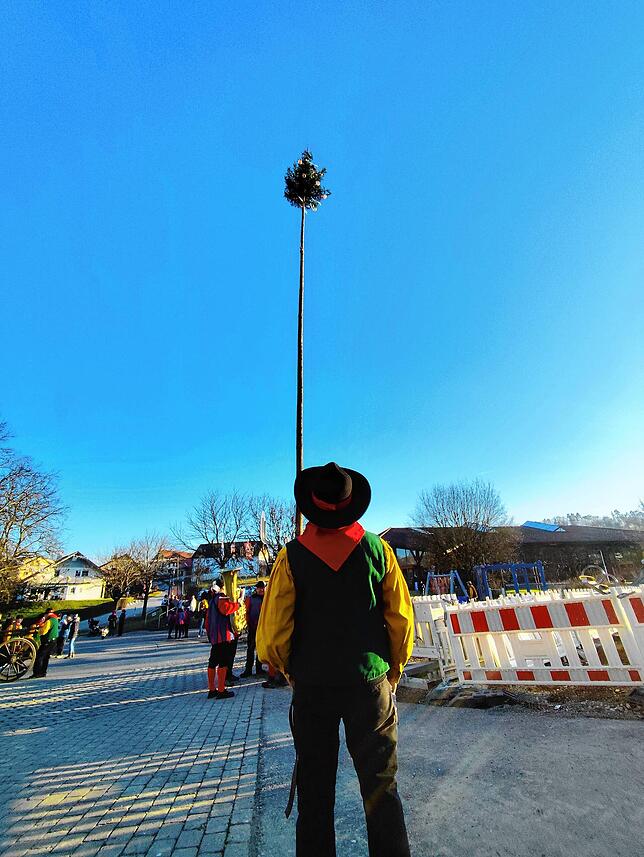 Bild 8: Die besten Bilder vom Stellen des Jubiläumsbaums durch die Froschzeller Holzer
