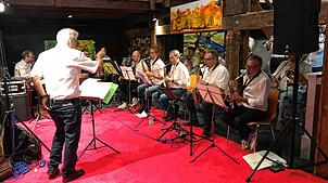 Die Big Band der Musikschule Hochschwarzwald unter Leitung von Kilian Heitzler begeistern das Publikum beim Konzert im Kammbühlhof. ...