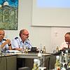 In bewährter Weise berichten Polizeihauptkommissar Gunter Feis (links) und Revierleiter Udo Littwin im Triberger Gemeinderat über die ...