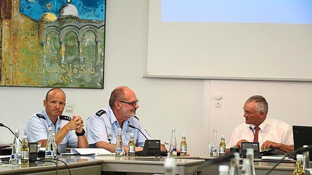 In bewährter Weise berichten Polizeihauptkommissar Gunter Feis (links) und Revierleiter Udo Littwin im Triberger Gemeinderat über die ...
