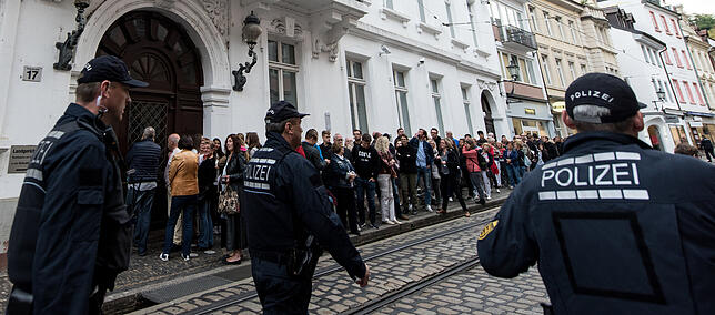 Große Aufmerksamkeit: Besucher, Journalisten und Polizisten stehen September 2017 in Freiburg vor Prozessbeginn gegen den Angeklagten ...