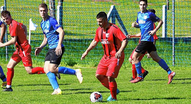 Knackiger Start: Der ambitionierten Neuling TuS Binzen, hier mit dem spielenden Co-Trainer Guido Perrone (Mitte) im Spiel beim FV ...