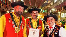 Uwe Narr (Mitte) darf sich über die Ernennung zum Ehrenrat freuen. Es gratulieren dazu der 1. Vorsitzende des Narrenvereins Neu ...