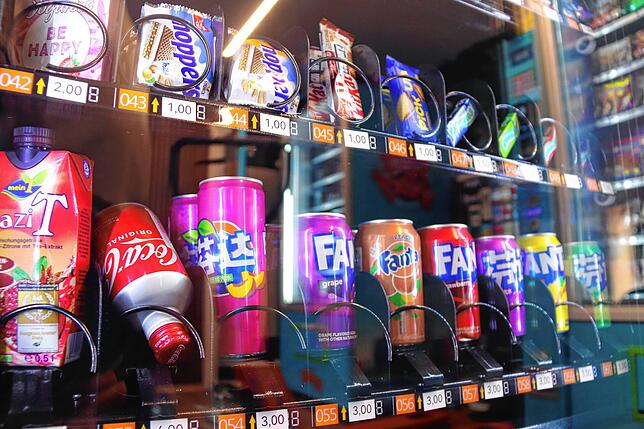 Cola, Fanta, Knoppers: Wer sich hier bedienen will, braucht aber das nötige Kleingeld.