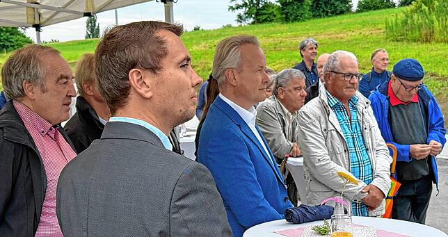 Zu den Vertretern des Gemeinderats gesellt haben sich als Nachbarn auch die Geschäftsführer Moritz Lang vom Helios Spital und Thomas ...