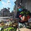 Ein Angestellter dekoriert am 27. April das Schaufenster eines Blumenladens im schweizerischen Lausanne. Ab Montag, 11. Mai, ist es auch ...