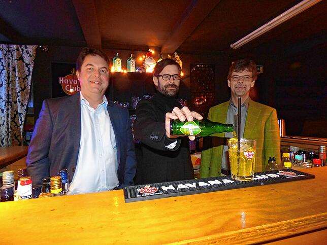 Ein Bild aus besseren Tagen: Darüber, dass das Ende 2017 drohende Aus für den Lemon Beat Club abgewendet werden konnte, freuen sich (von ...