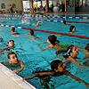 Dieses Archivbild zeigt einen früheren Kinder-Schwimmkurs der DLRG-Ortsgruppe Baar im Hüfinger Hallenbad Aquari.