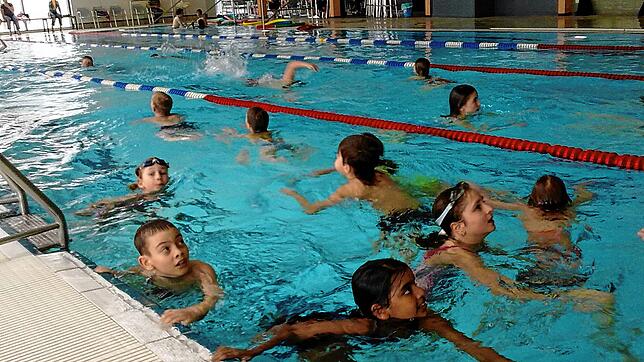 Dieses Archivbild zeigt einen früheren Kinder-Schwimmkurs der DLRG-Ortsgruppe Baar im Hüfinger Hallenbad Aquari.