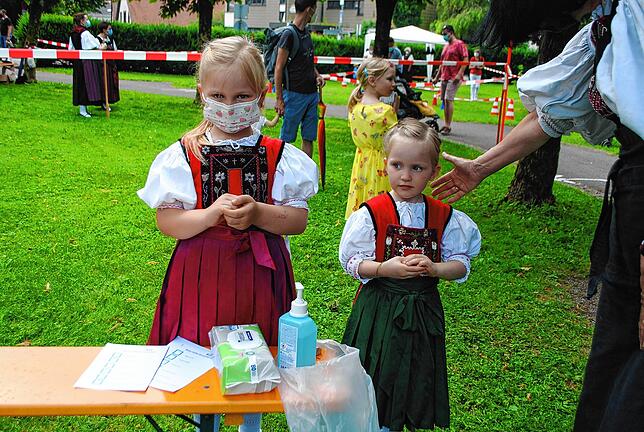 Bevor diese kleinen Trachtenträgerinnen von Alt-Waldshut mit Bällen werfen, desinfizieren sie sich die Hände.