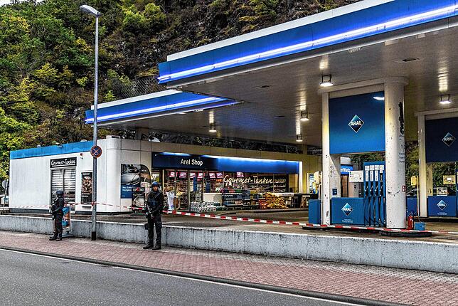 Polizisten sichern am frühen Sonntagmorgen eine Tankstelle in Idar-Oberstein. Ein Angestellter hier in der Nacht zuvor von einem mit ...