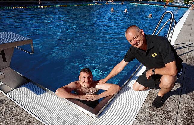 Zusammen erfolgreich: Andreas Cafararo beim Training im Erzinger Freibad mit seinem Trainer Bruno Schneider.