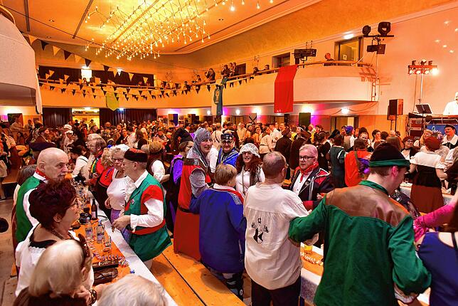 Bild 13: Mittelalterliches Ritterspektakel beim Hüfinger Kolpingball